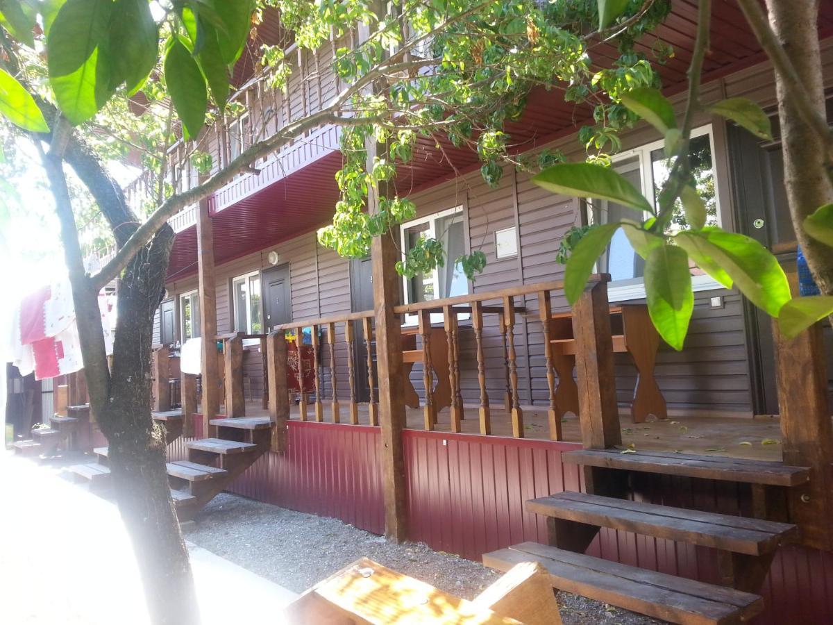 Guest House Yuzhnaya Palmira Pizunda Exterior foto